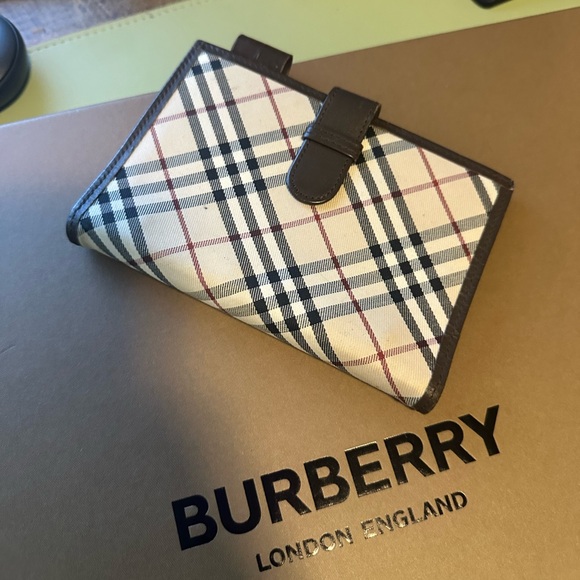 EUC Burberry Agenda - Picture 2 of 15
